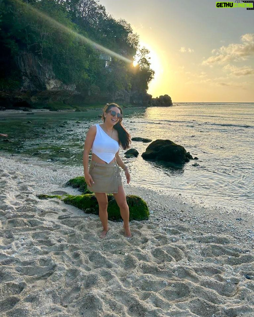 Antoinette Lattouf Instagram - Still laughing and 3 sisters left standing. Pandang Pandang Beach