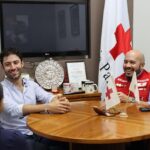 Antonio Andrés Rosello Instagram - ¡Soy el nuevo embajador de la Cruz Roja Panameña! El día de ayer tuve una reunión con su presidente Elias Solís González y me enorgullece ser seleccionado para ser la cara de la Cruz Roja Panameña. “Sostuvimos un interesante diálogo sobre su trayectoria profesional, sus valores y su vinculación con el voluntariado, el liderazgo y la solidaridad. Al mismo tiempo, hablamos sobre los principios fundamentales, los programas y las acciones de la #CruzRoja en favor de las personas más vulnerables.” Estaré participando en varias labores con fines sociales, mediáticas, y apoyando los planes de crecimiento de la Cruz Roja en el país y el mundo en su misión humanitaria. 🙌🏻🇵🇦🌎❤️ #UnaCruzRojadeTodos #EstamosParaLasPersonas 🇺🇸: I am the new ambassador for the Panamanian Red Cross! Yesterday, I had a meeting with its president Elias Solís González, and I am proud to be chosen as the face of the Panamanian Red Cross. “We had an interesting dialogue about his professional journey, his values, and his connection with volunteering, leadership, and solidarity. At the same time, we talked about the fundamental principles, programs, and actions of the #RedCross in favor of the most vulnerable people.” I will be participating in various social tasks, media roles, and supporting the growth plans of the Red Cross in the country and the world in its humanitarian mission. 🙌🏻🇵🇦🌎❤️ #OneRedCrossForAll #WeAreHereForThePeople @elias.solisgonzalez @hennessyw14 #redcross #redcrossyouth #redcrossvolunteer #redcrossday #redcrosssociety #redcrosspanama #cruzrojasiempreestá #cruzroja #cruzrojaresponde #cruzrojainternacional #redcrossinternational #cruzrojajuventud #cruzrojasiempreestá⛑️❤️ #cruzrojapanameña #cruzrojapanama Panama City, Panama