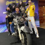 Antonio Andrés Rosello Instagram - ¡Fui presentador de un evento de 400+ personas por 3er año consecutivo! La semana pasada fui el host de la convención nacional de @remax.venezuela que se dió en Caracas. La temática de este año fue de “Rock” y la energía que tuvo todo el grupo fue increíble. 🤘🏻🎸🎧 También tuve el honor de presentar y conocer a la gran inspiración que es @maickelmelamed para el mundo. Fui en apoyo a mis padres en su trabajo, como he hecho en años anteriores, y pude afinar mis habilidades como presentador. Gracias a todas las personas que me acogieron calurosamente. ¡Espero seguir acompañandolos en años por venir! ❤️🤍💙 Como fan del rock esta temática me encantó 🤩 Déjame saber abajo si también eres fan y cual es tu banda favorita. 👇🏻 La mía es The Beatles aunque Queen le llega muy cerca 🎸 #presentador #remax #remaxvenezuela #remaxvenezuela💛💙❤️ #remaxvalencia #remaxmaracaibo #remaxlatina #remaxlatam #remaxworldwide #remaxlecheria #remaxcaracas #presentadorconvencion #convencion #host #hosting #hostlatino Caracas, Venezuela