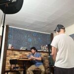 Antonio Andrés Rosello Instagram - “𝐇𝐮𝐠𝐠𝐢𝐧’ 𝐌𝐨𝐥𝐥𝐲” - Película de terror… Detrás de lo que fue mi primer rol principal en una película y mi primera película en Estados Unidos… 🎬 Un estudiante grabando su tesis de periodismo trata de descubrir la realidad acerca de una leyenda local, y un hermano busca a su hermana desaparecida… “𝐇𝐮𝐠𝐠𝐢𝐧’ 𝐌𝐨𝐥𝐥𝐲” es una leyenda local que aterroriza al pueblo de Abbeville, Alabama de manera muy similar a nuestros países con “La Llorona.” Es un proyecto muy especial porque fue hecho de manera independiente, con bajo presupuesto y muchas ganas. El talento de las personas involucradas para ingeniárselas y hacer esto realidad es inmedible. Fue aproximadamente 1 mes de grabación y no me queda más que agradecerle a la producción por la confianza y por optar por mayor inclusión latina! 🔥 Actualmente está en post-producción con charlas de distribución y los mantendré al tanto de todo. ¿Dónde están mis fans de las películas de terror? 👀 Y dónde están los que no son fans, pero que aún así iran a verla ❤️ Hablamos abajo 👇🏻👇🏻👇🏻 A HUGE thanks to all these wonderful people: @bigfootanon @helenasadvary @vintage_macabre @kane_bumpers @marina_massacred @dennis.brewer.169 @princenpirate @boardgamephoto @alikemilk97 @bigfootstacy @glitternuman @tigert242 @nataliewojtala @samuel_w_thomas @mskatonic @hey.sammijay @shoreyourtyler #ActorLatino #CineLatino #PelículaDeTerror #NuevoActor #CineIndependiente #TerrorEnElCine #EstrenoDeCine #CineLatinoEnUSA #CarreraActoral #ExperienciaDeActor #DebutEnElCine #OrgulloLatino #CineDeTerror #ActuaciónEnCine #TerrorLatino #CineLatinoUSA #ActorEmergente #EstrenoLatino #HistoriasDeTerror #LatinosEnHollywood Tallahassee, Florida