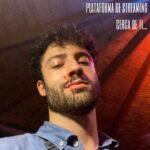 Antonio Andrés Rosello Instagram - “𝐇𝐮𝐠𝐠𝐢𝐧’ 𝐌𝐨𝐥𝐥𝐲” - Película de terror… Detrás de lo que fue mi primer rol principal en una película y mi primera película en Estados Unidos… 🎬 Un estudiante grabando su tesis de periodismo trata de descubrir la realidad acerca de una leyenda local, y un hermano busca a su hermana desaparecida… “𝐇𝐮𝐠𝐠𝐢𝐧’ 𝐌𝐨𝐥𝐥𝐲” es una leyenda local que aterroriza al pueblo de Abbeville, Alabama de manera muy similar a nuestros países con “La Llorona.” Es un proyecto muy especial porque fue hecho de manera independiente, con bajo presupuesto y muchas ganas. El talento de las personas involucradas para ingeniárselas y hacer esto realidad es inmedible. Fue aproximadamente 1 mes de grabación y no me queda más que agradecerle a la producción por la confianza y por optar por mayor inclusión latina! 🔥 Actualmente está en post-producción con charlas de distribución y los mantendré al tanto de todo. ¿Dónde están mis fans de las películas de terror? 👀 Y dónde están los que no son fans, pero que aún así iran a verla ❤️ Hablamos abajo 👇🏻👇🏻👇🏻 A HUGE thanks to all these wonderful people: @bigfootanon @helenasadvary @vintage_macabre @kane_bumpers @marina_massacred @dennis.brewer.169 @princenpirate @boardgamephoto @alikemilk97 @bigfootstacy @glitternuman @tigert242 @nataliewojtala @samuel_w_thomas @mskatonic @hey.sammijay @shoreyourtyler #ActorLatino #CineLatino #PelículaDeTerror #NuevoActor #CineIndependiente #TerrorEnElCine #EstrenoDeCine #CineLatinoEnUSA #CarreraActoral #ExperienciaDeActor #DebutEnElCine #OrgulloLatino #CineDeTerror #ActuaciónEnCine #TerrorLatino #CineLatinoUSA #ActorEmergente #EstrenoLatino #HistoriasDeTerror #LatinosEnHollywood Tallahassee, Florida
