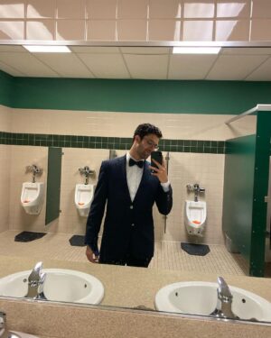 Antonio Andrés Rosello Instagram - Selfies en el baño no hacen daño…

A un mes de graduarme de la universidad y me muero de emoción. 

No sé como pasó el tiempo tan rápido. 

¿Ustedes también se toman selfies en el baño que no suben a ninguna parte?

#bathroomselfie #selfiedebaño #selfiebaño #suit #traje #trajeycorbata #meninsuit #maninsuit