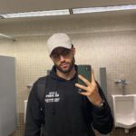 Antonio Andrés Rosello Instagram - Selfies en el baño no hacen daño… A un mes de graduarme de la universidad y me muero de emoción. No sé como pasó el tiempo tan rápido. ¿Ustedes también se toman selfies en el baño que no suben a ninguna parte? #bathroomselfie #selfiedebaño #selfiebaño #suit #traje #trajeycorbata #meninsuit #maninsuit Florida State University