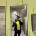 Antonio Andrés Rosello Instagram - Selfies en el baño no hacen daño… A un mes de graduarme de la universidad y me muero de emoción. No sé como pasó el tiempo tan rápido. ¿Ustedes también se toman selfies en el baño que no suben a ninguna parte? #bathroomselfie #selfiedebaño #selfiebaño #suit #traje #trajeycorbata #meninsuit #maninsuit Florida State University