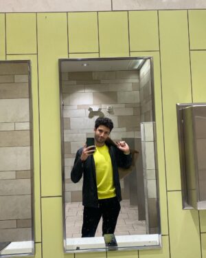 Antonio Andrés Rosello Instagram - Selfies en el baño no hacen daño…

A un mes de graduarme de la universidad y me muero de emoción. 

No sé como pasó el tiempo tan rápido. 

¿Ustedes también se toman selfies en el baño que no suben a ninguna parte?

#bathroomselfie #selfiedebaño #selfiebaño #suit #traje #trajeycorbata #meninsuit #maninsuit