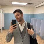 Antonio Andrés Rosello Instagram - Selfies en el baño no hacen daño… A un mes de graduarme de la universidad y me muero de emoción. No sé como pasó el tiempo tan rápido. ¿Ustedes también se toman selfies en el baño que no suben a ninguna parte? #bathroomselfie #selfiedebaño #selfiebaño #suit #traje #trajeycorbata #meninsuit #maninsuit Florida State University