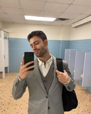Antonio Andrés Rosello Instagram - Selfies en el baño no hacen daño…

A un mes de graduarme de la universidad y me muero de emoción. 

No sé como pasó el tiempo tan rápido. 

¿Ustedes también se toman selfies en el baño que no suben a ninguna parte?

#bathroomselfie #selfiedebaño #selfiebaño #suit #traje #trajeycorbata #meninsuit #maninsuit