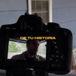 Antonio Andrés Rosello Instagram - La cosa con los sueños, es que sólo tú los puedes hacer realidad. No estás dónde quieres estar todavía y no sabes si lo lograras, pero sin duda estás mucho más cerca que si no lo hubieras intentado. Como alguien con sueños igual de locos que tú esta es mi experiencia… Estos son clips de mis últimas 3 grabaciones de cine en este mes. Proyectos con compañeros de la universidad en mi último trimestre antes de graduarme 🎓 @floridastateuniversity No estoy estudiando algo que me apasiona, estoy estudiando negocios 📊, específicamente Marketing, pero nunca dejé que eso me detuviese, tomando un menor en Humanidades y otro en Cine, y usando mi tiempo fuera de los estudios para trabajar en mi carrera actoral desde que estaba en bachillerato ✏️📓 Este, mi último trimestre de la Universidad estoy tomando: -Actuacion para Cámara 🎬 -Publicidad 📈 -Técnicas de Cine 🎥 -Psicología 🧠 Pude armar mi trimestre perfecto de despedida, permitiéndome estudiar las cosas que amo y pasar mucho tiempo grabando. Bendiciones qué nunca me hubiera podido imaginar cuando empecé este camino. Aún así, no todo siempre es color de rosa. Hay días en dónde las cosas no salen, días con altos y bajos de animo, días difíciles, días dónde siento que no estoy haciendo suficiente. 😓 Sin embargo, he aprendido que se trata de levarse cada vez, aceptar sus errores, corregirlos, y volver a intentar. Una y otra vez. No subestimes el poder de progresar poquito diariamente. Tenemos el poder de cambiar nuestro futuro todos los días, usémoslos a nuestro favor. No es demasiado tarde. Creo en ti. #motivacion #actorlife #vidadeactor #vidaenset #actormotivation #motivacionactor #motivacionactoral #motivacionactores #motivacioncine #cine #cinereel #cineaesthetic #cinelatino #mativacioncine #motivacional #emotivo #sueños #luchaportussueños #motivador #actores #vidaenset #setlife #actormexico #actoreslatinos #actoresusa #actoreslatinos #actorlatino #actrizlatina #actorvenezolano #cinelatinoamericano #siguetussueños💪 #soñador