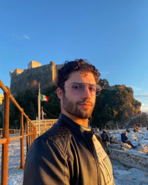 Antonio Andrés Rosello Instagram - ¡SE ACABÓ! Muchas gracias por todo su apoyo con la competencia de la beca para estudiar en Italia 🇮🇹

Me encantó compartirles acerca de mis raíces en el video para la competencia @mettileradici 🏫🎥

Cada like, compartido y comentario significa muchísimo para mi y jamás hubiera estado en la pelea para la beca sin ustedes ❤️

¡Ahora a esperar hasta el 10 de Junio  a que anuncien los seleccionados para la SIGUIENTE FASE! 📚🗓️

La segunda fase son 2 meses de cursos avanzados de Italiano ✍️dónde los 3 estudiantes con mayor desempeño ganan la beca. 🤓✈️

Aunque no sea seleccionado ya con esto gané, fue un reto, reconecté con amistades, me apoyó mi familia, profundicé en mis raíces, practiqué mi Italiano, y recibí todo su apoyo. ❤️😄

No es el destino, es el viaje. Y contento de disfrutarlo con ustedes.

Los mantengo al tanto con los resultados, y una vez más, gracias por su apoyo y cariño ❤️‍🔥❤️‍🔥❤️‍🔥

#italia #mettileradici #italianopanama #italiapanama #comitespanama #italy #visititaly #visititalia #visitaitalia #latinoitaliano #italystyle #italymenfashion #italovenezolano