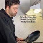 Antonio Andrés Rosello Instagram - Sólo los que viven solos entenderán… ¿Sí o no? ¿O son de los que hablan solos pero en voz alta? 🤣 #vivirsolo #soledad #vivirsola #humor #humorlatino #humorlatinoamerica