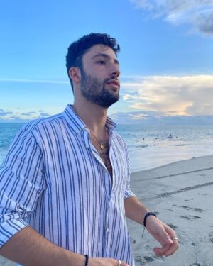 Antonio Andrés Rosello Instagram - Pasando unos días en casita…❤️🇵🇦

A pesar de no haber nacido aquí tiene un lugar enorme en mi corazón y el más importante de los países dónde he vivido en el exterior.

🇻🇪🇬🇧🇩🇪🇵🇦🇺🇸 ❤️

Uno siempre vuelve a dónde fue feliz.

¿Y ustedes? ¿Qué país consideran su hogar? ¡Comenta tu bandera abajo! ⬇️

#panama #beachvibes #playapanama #panamacity #ciudaddepanama #beachoutfit #beachmenstyle #beachstyle