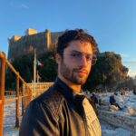 Antonio Andrés Rosello Instagram - #tb Las fotos más Italianas que verás hoy 🇮🇹 Bueno, en mi caso, mitad. En diciembre estuve visitando familia en Italia y conocí a un primo que ni sabía que tenía y me llevó a pasear por su pueblo… 📍Lerici, La Spezia, Italia 🇮🇹 Un pueblito precioso de tan sólo 10,000 habitantes dónde solían vacacionar estrellas de cine, y por las fotos ya pueden ver por qué. 🤩 Está bastante cerca de Portofino ☀️si se acuerdan de esas fotos y esos días mi primo me presentó a sus amigos 🎲, salimos, fuimos a EL único bar a dónde se reunen los jóvenes en el pueblo, y pasé tiempo en familia 👨‍👩‍👦‍👦❤️ ¿Y ustedes? Visitarían Lerici, o a cual lugar de Italia preferirían ir? 🤔 ⬇️⬇️⬇️ #italy #visititaly #italia #lerici #castellodilerici #laspezia #italianmodel #italianstyle #italianfashion #italianvacacion #vacacionesitalia #veranoitalia #veranoitaliano #cinqueterre #cinqueterreitaly #lericicoast #laspeziagram #laspezia_photo #laspeziaitaly #laspeziacity #italiancastles #italiancastle #castillos #castillo #vlogdeviaje #bitacora #bitácora #bitacoradeviaje #bitacoraviajera Castello di Lerici