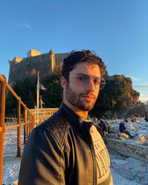 Antonio Andrés Rosello Instagram - #tb Las fotos más Italianas que verás hoy 🇮🇹

Bueno, en mi caso, mitad.

En diciembre estuve visitando familia en Italia y conocí a un primo que ni sabía que tenía y me llevó a pasear por su pueblo…

📍Lerici, La Spezia, Italia 🇮🇹

Un pueblito precioso de tan sólo 10,000 habitantes dónde solían vacacionar estrellas de cine, y por las fotos ya pueden ver por qué. 🤩

Está bastante cerca de Portofino ☀️si se acuerdan de esas fotos y esos días mi primo me presentó a sus amigos 🎲, salimos, fuimos a EL único bar a dónde se reunen los jóvenes en el pueblo, y pasé tiempo en familia 👨‍👩‍👦‍👦❤️

¿Y ustedes? Visitarían Lerici, o a cual lugar de Italia preferirían ir? 🤔

⬇️⬇️⬇️

#italy #visititaly #italia #lerici #castellodilerici #laspezia #italianmodel #italianstyle #italianfashion #italianvacacion #vacacionesitalia #veranoitalia #veranoitaliano #cinqueterre #cinqueterreitaly #lericicoast #laspeziagram #laspezia_photo #laspeziaitaly #laspeziacity #italiancastles #italiancastle #castillos #castillo #vlogdeviaje #bitacora #bitácora #bitacoradeviaje #bitacoraviajera