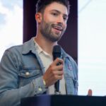 Antonio Andrés Rosello Instagram - Fui el presentador de un evento de 400 personas… Esta semana tuve el privilegio de ser el presentador de la convención nacional de RE/MAX Venezuela @remax.venezuela 👨‍👩‍👦‍👦 frente a sus brokers y agentes de todo el país. Fue un evento lleno de sorpresas, aprendizaje, charlas interesantes, baile, y alegría 🎉 Con temática de “Blue Jean” 👖 durante el día y de Gala enmascarada en la noche. 🎭 Gracias a mis amados padres por brindarme la confianza de este rol en tan importante evento de su trabajo y a todas las personas que conocí que me recibieron con los brazos abiertos y con tanto amor. ❤️ Aparte de moderar las charlas, presentar a los panelistas, e introducir las dinámicas, también me tocó dar una presentación y recitar al final un corrido Venezolano. 😮‍💨 No se crean, los nervios siempre están presentes pero se trata de transformarlos en un aliado para asegurarse que las cosas salgan aún mejor 🙌🏻😼 #remax #remaxvenezuela #modoconvención #lamastersepusocreativa #caracas #tvpresenter #presentador #convencionremax2022 #convencion #convención #convenciones #host #eventhost #presentadordeeventos #presentadordetv #presentadores #charla #charlas #gala #nochedegala Caracas, Venezuela