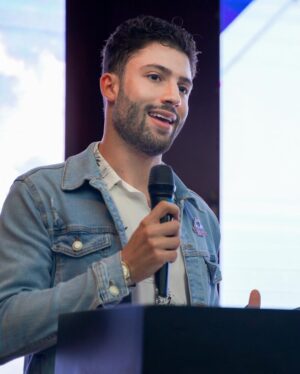 Antonio Andrés Rosello Instagram - Fui el presentador de un evento de 400 personas…

Esta semana tuve el privilegio de ser el presentador de la convención nacional de RE/MAX Venezuela @remax.venezuela 👨‍👩‍👦‍👦 frente a sus brokers y agentes de todo el país. 

Fue un evento lleno de sorpresas, aprendizaje, charlas interesantes, baile, y alegría 🎉 Con temática de “Blue Jean” 👖 durante el día y de Gala enmascarada en la noche. 🎭

Gracias a mis amados padres por brindarme la confianza de este rol en tan importante evento de su trabajo y a todas las personas que conocí que me recibieron con los brazos abiertos y con tanto amor. ❤️

Aparte de moderar las charlas, presentar a los panelistas, e introducir las dinámicas, también me tocó dar una presentación y recitar al final un corrido Venezolano. 😮‍💨

No se crean, los nervios siempre están presentes pero se trata de transformarlos en un aliado para asegurarse que las cosas salgan aún mejor 🙌🏻😼

#remax #remaxvenezuela #modoconvención #lamastersepusocreativa #caracas #tvpresenter #presentador #convencionremax2022 #convencion #convención #convenciones #host #eventhost #presentadordeeventos #presentadordetv #presentadores #charla #charlas #gala #nochedegala