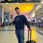 Antonio Andrés Rosello Instagram - Hasta pronto Panamá 🇵🇦✈️❤️ Hace un par de semanas me mudé de Panamá, país dónde viví casi todo mi bachillerato 🏫, mis primeros 3 años de universidad 🎓, y dónde empecé mi carrera actoral… Gracias por tanto. Amigos, aprendizajes, cultura, oportunidades, y amor. ❤️ Y gracias a todas las personas que formaron parte de mi crecimiento. Ahora estoy emprendiendo mi último año de la Universidad 🎓estudiando Marketing en Florida State University (FSU) en Tallahassee, Florida y continuando mi carrera actoral en los Estados Unidos. 🇺🇸 Toca un camino lleno de retos y grandes cambios pero salir de nuestra zona de confort es la mejor manera de crecer y no puedo esperar para compartirles mis experiencias. ❤️ ¡Tengo un montón de contenido del viaje que aún no he subido así que estén pendientes! 😉 Y si quieren ver un vlogcito que hice dejen un comentario abajo ;) También, el sweatshirt de la primera foto es de @nostalgicccccccc así que ¡Échenle un vistazo! #travelblog #viaje #aeropuerto #airport #airportoutfit #aeropuertos #aeropuertocdmx #avión #vlogdeviaje #aeropuertopanama #tocumen #aeropuertotocumen #panama #visitpanama #viajero #viajerosoy #viajerosporelmundo🌎 Aeropuerto Internacional de Tocumen