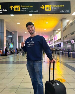Antonio Andrés Rosello Instagram - Hasta pronto Panamá 🇵🇦✈️❤️

Hace un par de semanas me mudé de Panamá, país dónde viví casi todo mi bachillerato 🏫, mis primeros 3 años de universidad 🎓, y dónde empecé mi carrera actoral…

Gracias por tanto.

Amigos, aprendizajes, cultura, oportunidades, y amor. ❤️

Y gracias a todas las personas que formaron parte de mi crecimiento. 

Ahora estoy emprendiendo mi último año de la Universidad 🎓estudiando Marketing en Florida State University (FSU) en Tallahassee, Florida y continuando mi carrera actoral en los Estados Unidos. 🇺🇸

Toca un camino lleno de retos y grandes cambios pero salir de nuestra zona de confort es la mejor manera de crecer y no puedo esperar para compartirles mis experiencias. ❤️

¡Tengo un montón de contenido del viaje que aún no he subido así que estén pendientes! 😉 

Y si quieren ver un vlogcito que hice dejen un comentario abajo ;)

También, el sweatshirt de la primera foto es de @nostalgicccccccc así que ¡Échenle un vistazo! 

#travelblog #viaje #aeropuerto #airport #airportoutfit #aeropuertos #aeropuertocdmx #avión #vlogdeviaje #aeropuertopanama #tocumen #aeropuertotocumen #panama #visitpanama #viajero #viajerosoy #viajerosporelmundo🌎