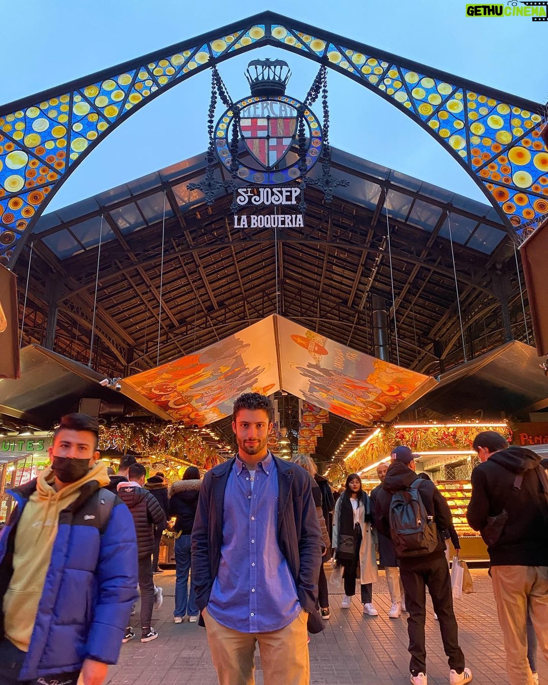 Antonio Andrés Rosello Instagram - Extrañando momentos por Barcelona, Madrid y Valencia… #TB de Diciembre 2021 volviendo a visitar Madrid y conociendo las BELLEZAS de Barcelona y Valencia 🇪🇸🤩 ¿Conoces alguna de estas ciudades? Y si no, ¿cual de las 3 te gustaría conocer? 🌎🇪🇸✈️ #visitspain #travelspain #spainlove #turismoespaña #spaintourism #spain_vacations #pueblodeespaña #unlimitedspain #livelovespain #lifeofspain #incrediblespain #barcelona #topbarcelonaphoto #incrediblebarcelona #visitaespaña #visitamadrid #visitavalencia #madrid #valencia #turismo #turismomadrid #turismoespaña #turismobarcelona #turismovalencia #travelblogger #travelandlife #travelblog #travellife #travellifestyle #viajesporespaña España
