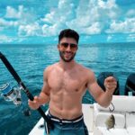 Antonio Andrés Rosello Instagram - No pesqué nada pero igual quería mi foto para el meme JAJA 🎣 Chicas o chicos, confirmen en los comentarios si alguna vez han visto una foto así tal cual en Tinder 🤣 - - - - #fishingmemes #guywithfish #fishingguys #fishmen #fishing #fishingmeme #fishingpic #fishingpics #fishingpictures #beachboy #summer2022 #beachboys #summervibes #summeryacht #summerfishing #hotboysummer