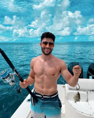 Antonio Andrés Rosello Instagram - No pesqué nada pero igual quería mi foto para el meme JAJA 🎣

Chicas o chicos, confirmen en los comentarios si alguna vez han visto una foto así tal cual en Tinder 🤣

-
-
-
-

#fishingmemes #guywithfish #fishingguys #fishmen #fishing #fishingmeme #fishingpic #fishingpics #fishingpictures #beachboy #summer2022 #beachboys #summervibes #summeryacht #summerfishing #hotboysummer