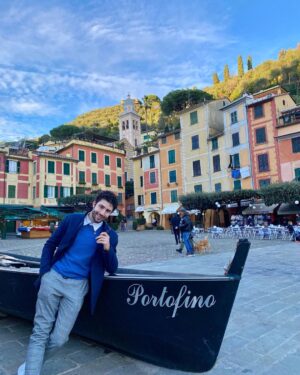 Antonio Andrés Rosello Instagram - ¡SE ACABÓ! Muchas gracias por todo su apoyo con la competencia de la beca para estudiar en Italia 🇮🇹

Me encantó compartirles acerca de mis raíces en el video para la competencia @mettileradici 🏫🎥

Cada like, compartido y comentario significa muchísimo para mi y jamás hubiera estado en la pelea para la beca sin ustedes ❤️

¡Ahora a esperar hasta el 10 de Junio  a que anuncien los seleccionados para la SIGUIENTE FASE! 📚🗓️

La segunda fase son 2 meses de cursos avanzados de Italiano ✍️dónde los 3 estudiantes con mayor desempeño ganan la beca. 🤓✈️

Aunque no sea seleccionado ya con esto gané, fue un reto, reconecté con amistades, me apoyó mi familia, profundicé en mis raíces, practiqué mi Italiano, y recibí todo su apoyo. ❤️😄

No es el destino, es el viaje. Y contento de disfrutarlo con ustedes.

Los mantengo al tanto con los resultados, y una vez más, gracias por su apoyo y cariño ❤️‍🔥❤️‍🔥❤️‍🔥

#italia #mettileradici #italianopanama #italiapanama #comitespanama #italy #visititaly #visititalia #visitaitalia #latinoitaliano #italystyle #italymenfashion #italovenezolano