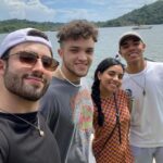 Antonio Andrés Rosello Instagram – Grabando un episodio de un programa de TV de Turismo en…

📍Portobelo, Panamá 

Fue el episodio piloto: “primer capítulo que se graba de una serie para vender el concepto…”

Y fue uno de los mejores fines de semana de mi vida 🤩

Quedé fascinado con la Cultura Congo, de descendencia Afrocolonial y tradicional de la zona de Colón, Panamá 🇵🇦🌍. 

Nos quedamos en el famoso hotel @casacongo por 2 días llenos de actividades 😮‍💨

Conocimos el fuerte Santiago, hicimos kayak por un cementerio de botes naufragados 🥶, fuimos a playa Huerta 🏝️, a la iglesia de San Felipe donde está el Cristo Negro de Portobelo ✝️, visitamos el museo Congo y vimos uno de sus bailes mientras comiamos la comida típica del pueblo 🍽️.

La pasé increíble y TIENEN QUE IR, estuve hablándole del trip a mis amigos por como un mes JAJAJA

Recomendado 💯

A la producción, gracias por la confianza, salga al aire o no, me dejaron con una experiencia inolvidable. ❤️

Comenten si han ido, y qué actividad les llamó más la atención!👇🏻👇🏻👇🏻

#turism #turismointerno #turismopanama #portobelo #turismoportobelo #colon #colonpanama #turismocolon #turismodeplaya #turismojungla #turismonatural #naturaleza #vlog #vlogdeturismo #turista #explorandoelmundo #turismocentroamerica #joyaoculta