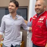 Antonio Andrés Rosello Instagram - 🚨 ¡Anuncio Especial! 🚨Momento en el cual fui nombrado Embajador de la Cruz Roja Panameña por su presidente Elias Solís González. En un momento significativo, me otorgaron el pin conmemorativo a los 50 años del cuerpo de socorristas, simbolizando no solo el legado de aquellos que han servido, sino también el comienzo de mi jornada con esta noble institución. Estoy listo para llevar adelante la misión humanitaria que la Cruz Roja representa, y agradecido por la oportunidad de representar a tantos héroes. ¡Gracias por acompañarme en este nuevo capítulo! 🇵🇦❤️ #UnaCruzRojadeTodos #EstamosParaLasPersonas 🇺🇸/🇬🇧: 🚨 Special Announcement! 🚨 The moment when I was named Ambassador of the Panamanian Red Cross by its president Elias Solís González. In a significant moment, I was awarded the commemorative pin for the 50th anniversary of the rescue corps, symbolizing not only the legacy of those who have served but also the beginning of my journey with this noble institution. I am ready to carry forward the humanitarian mission that the Red Cross represents and grateful for the opportunity to represent so many heroes. Thank you for joining me in this new chapter! 🇵🇦❤️ #OneRedCrossForAll #WeAreHereForThePeople @elias.solisgonzalez #redcross #redcrossyouth #redcrossvolunteer #redcrossday #redcrossshops #redcrossfamily #redcrossvolunteers #redcrosswellness #redcrossinternational #cruzroja #cruzrojasiempreestá #cruzrojaresponde #cruzrojainternacional #cruzrojajuventud #cruzrojapanameña #cruzrojapanama #cruzrojapa