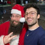 Antonio Andrés Rosello Instagram - Post medio aesthetic de una Navidad en la ciudad del Jazz 🎷🎄… En abril… Pronto les deseo feliz Halloween JAJAJAJA Quedé enamorado de la ciudad. Se escuchaba música en cada esquina 🎺, estaba empapada de historia, y la comida “cajun” estuvo suculenta. 🦞 Si tienes la oportunidad de ir NO LO PIENSES DOS VECES 🤩 P.S de paso en la 2da foto al fin le pude decir “see you later” al alligator 🐊😌 Flex enorme. Comenta abajo si te gusta el Jazz 👇🏻🎷 y si has probado alguna vez la comida cajun 🦞🔥 #neworleans #christmasinapril #navidadenabril #photodump #vlogdeviaje #visitgeorgia #nuevaorleans #viaje #turismogeorgia #turismonuevaorleans #turismousa #turismoestadosunidos #turismo #viajes #viajero New Orleans, Louisana
