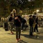Antonio Andrés Rosello Instagram - Post medio aesthetic de una Navidad en la ciudad del Jazz 🎷🎄… En abril… Pronto les deseo feliz Halloween JAJAJAJA Quedé enamorado de la ciudad. Se escuchaba música en cada esquina 🎺, estaba empapada de historia, y la comida “cajun” estuvo suculenta. 🦞 Si tienes la oportunidad de ir NO LO PIENSES DOS VECES 🤩 P.S de paso en la 2da foto al fin le pude decir “see you later” al alligator 🐊😌 Flex enorme. Comenta abajo si te gusta el Jazz 👇🏻🎷 y si has probado alguna vez la comida cajun 🦞🔥 #neworleans #christmasinapril #navidadenabril #photodump #vlogdeviaje #visitgeorgia #nuevaorleans #viaje #turismogeorgia #turismonuevaorleans #turismousa #turismoestadosunidos #turismo #viajes #viajero New Orleans, Louisana