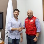 Antonio Andrés Rosello Instagram - ¡Soy el nuevo embajador de la Cruz Roja Panameña! El día de ayer tuve una reunión con su presidente Elias Solís González y me enorgullece ser seleccionado para ser la cara de la Cruz Roja Panameña. “Sostuvimos un interesante diálogo sobre su trayectoria profesional, sus valores y su vinculación con el voluntariado, el liderazgo y la solidaridad. Al mismo tiempo, hablamos sobre los principios fundamentales, los programas y las acciones de la #CruzRoja en favor de las personas más vulnerables.” Estaré participando en varias labores con fines sociales, mediáticas, y apoyando los planes de crecimiento de la Cruz Roja en el país y el mundo en su misión humanitaria. 🙌🏻🇵🇦🌎❤️ #UnaCruzRojadeTodos #EstamosParaLasPersonas 🇺🇸: I am the new ambassador for the Panamanian Red Cross! Yesterday, I had a meeting with its president Elias Solís González, and I am proud to be chosen as the face of the Panamanian Red Cross. “We had an interesting dialogue about his professional journey, his values, and his connection with volunteering, leadership, and solidarity. At the same time, we talked about the fundamental principles, programs, and actions of the #RedCross in favor of the most vulnerable people.” I will be participating in various social tasks, media roles, and supporting the growth plans of the Red Cross in the country and the world in its humanitarian mission. 🙌🏻🇵🇦🌎❤️ #OneRedCrossForAll #WeAreHereForThePeople @elias.solisgonzalez @hennessyw14 #redcross #redcrossyouth #redcrossvolunteer #redcrossday #redcrosssociety #redcrosspanama #cruzrojasiempreestá #cruzroja #cruzrojaresponde #cruzrojainternacional #redcrossinternational #cruzrojajuventud #cruzrojasiempreestá⛑️❤️ #cruzrojapanameña #cruzrojapanama Panama City, Panama