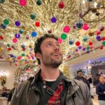 Antonio Andrés Rosello Instagram - Post medio aesthetic de una Navidad en la ciudad del Jazz 🎷🎄… En abril… Pronto les deseo feliz Halloween JAJAJAJA Quedé enamorado de la ciudad. Se escuchaba música en cada esquina 🎺, estaba empapada de historia, y la comida “cajun” estuvo suculenta. 🦞 Si tienes la oportunidad de ir NO LO PIENSES DOS VECES 🤩 P.S de paso en la 2da foto al fin le pude decir “see you later” al alligator 🐊😌 Flex enorme. Comenta abajo si te gusta el Jazz 👇🏻🎷 y si has probado alguna vez la comida cajun 🦞🔥 #neworleans #christmasinapril #navidadenabril #photodump #vlogdeviaje #visitgeorgia #nuevaorleans #viaje #turismogeorgia #turismonuevaorleans #turismousa #turismoestadosunidos #turismo #viajes #viajero New Orleans, Louisana