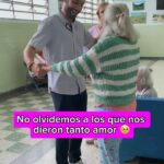 Antonio Andrés Rosello Instagram - Formé parte de algo BELLÍSIMO ⬇️🥺 La semana pasada mientras visitaba a mi familia en Venezuela, pasamos por el “Hogar San José” a llevarles una actividad que les mostrara nuestro cariño. Les llevamos una merienda con dulces y boquitas, un mimo @mimoguille, música, y juegos. 🎉🎊 Se le iluminó la sonrisa a las personas del hogar y me di cuenta que eran como niños buscando amor. 🤧 Desde hace unos años no hacía una labor como esta, solía hacerlo con mi mamá y con mi abuelita que ahora está en el cielo 🕊️ antes de irme del país, y en esta ocasión fue junto al equipo de @remax.venezuela No hay que hacer grandes acciones para cambiar al mundo poniendo todos nuestro granito de arena. 🙌🏻🌎 No olvidemos a nuestros seres queridos y démosles una visita, o una llamada, antes que sea muy tarde. ❤️ Dale like y comenta si vas a mostrarle amor a tus adultos mayores 🫶🏻👴👵 Y comparte este recordatorio con 5 amigos para regar el amor ❤️‍🩹 #familia #amor #abuelitos #abuelos #ancianato #adultosmayores #asiloancianos #anciano #ancianos #compartiendoamor #familiaunida #amorfamiliar #amorfamilia #amordeabuela #amordeabuelos