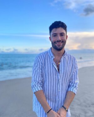 Antonio Andrés Rosello Instagram - Pasando unos días en casita…❤️🇵🇦

A pesar de no haber nacido aquí tiene un lugar enorme en mi corazón y el más importante de los países dónde he vivido en el exterior.

🇻🇪🇬🇧🇩🇪🇵🇦🇺🇸 ❤️

Uno siempre vuelve a dónde fue feliz.

¿Y ustedes? ¿Qué país consideran su hogar? ¡Comenta tu bandera abajo! ⬇️

#panama #beachvibes #playapanama #panamacity #ciudaddepanama #beachoutfit #beachmenstyle #beachstyle