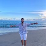 Antonio Andrés Rosello Instagram - Pasando unos días en casita…❤️🇵🇦 A pesar de no haber nacido aquí tiene un lugar enorme en mi corazón y el más importante de los países dónde he vivido en el exterior. 🇻🇪🇬🇧🇩🇪🇵🇦🇺🇸 ❤️ Uno siempre vuelve a dónde fue feliz. ¿Y ustedes? ¿Qué país consideran su hogar? ¡Comenta tu bandera abajo! ⬇️ #panama #beachvibes #playapanama #panamacity #ciudaddepanama #beachoutfit #beachmenstyle #beachstyle Panama, Panama