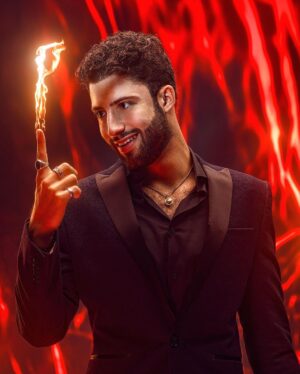 Antonio Andrés Rosello Instagram - “¿Que es lo que realmente deseas?” @lucifernetflix 😈

 ”𝑾𝒉𝒂𝒕 𝒊𝒔 𝒊𝒕 𝒚𝒐𝒖 𝒕𝒓𝒖𝒍𝒚 𝒅𝒆𝒔𝒊𝒓𝒆?”

Desde hace años quería trabajar con el talentosísimo @itsjalejandro ya que siempre me he quedado impactado con lo que logra crear con una foto...🤯

Finalmente tuvimos la oportunidad hace un par de meses y ya me moría por mostrarles el resultado… 📸

Una sesión de fotos inspirada en uno de mis personajes favoritos y uno que sé que les gusta mucho a ustedes ;) 

𝑳𝒖𝒄𝒊𝒇𝒆𝒓 𝑴𝒐𝒓𝒏𝒊𝒏𝒈𝒔𝒕𝒂𝒓 de @lucifernetflix 🔥

De paso, perfecto para la época de Halloween hehe

De otro mundo el trabajo de @itsjalejandro 😱 y esperen las demás fotos pronto 👀

Qué dicen, me visualizan interpretando un personaje como el “señor oscuro” o uno diferente? 

🤔

Los veo en los commentsss ⬇️

#lucifercosplay #lucifernetflix #tomellis #lucifernetflixedit #lucifermorningstar #luciferedits #luciferonnetflix #luciferseason5 #luciferseason4 #luciferseason6 #luciferseason3 #luciferseason #luciferseason5part2 #tomellislookalike #luciferlookalike #luciferseason1 #luciferseason2 #halloweencostume #halloweenedit #halloweenphotoshoot #halloweenphotography #halloweenphotos #meninsuits #meninsuit #maninsuit