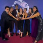 Antonio Andrés Rosello Instagram - GANADOR Premio Victoria “Mejor Cortometraje Estudiantil” 2022 En Noviembre del año pasado fui invitado por mi prima @gabysaipe a formar parte de su cortometraje de graduación que estaba produciendo… 🎓 1 año más tarde me llegan noticias desde Panamá 🇵🇦 que ganó en los premios de su Universidad! ✨Mejor Cortometraje Estudiantil✨ De los @premiosvictoria , una ceremonia de la @usmapanama con 30 años de trayectoria y transmitida por el canal @sertvpanama 📺 Fue un reto tomar este personaje al no dominar el violín pero luego de un trabajo previo a la grabación pude captar su esencia para lo que el proyecto necesitaba. 🎻 Un honor haber formado parte de este proyecto con un equipo tan talentoso y dedicado, y tanto el resultado como el premio es una prueba de ello. 🏆🎬 🎞¡Ahora el corto empieza su trayectoria de festivales y me 🌎emociona ver a dónde puede llegar! ¡Felicidades a todos los que formaron parte! 🫶❤️ @is.a.bella.acuna @morningstar.fx @ingridelcarmen_ @fabipiri @brandonliao24 @nquirospaz @froxenphoenix @kiddcarrillo En especial a mi querida prima @gabysaipe jeje, y al Sr. Arango con quien compartí pantalla. 👏🎥 #cine #cinepanama #cinepanameño #panamacine #actorespanama #actoresdepanama #actordecine #actor #actorlatino #cinelatino #violin #cortometraje #cineuniversidad #cineuniversitario #actorvenezolano #premiodecine #premiosdecine #premiacion #premiación #premiaciones #actoresvenezuela #cinecentroamericano