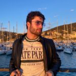Antonio Andrés Rosello Instagram - #tb Las fotos más Italianas que verás hoy 🇮🇹 Bueno, en mi caso, mitad. En diciembre estuve visitando familia en Italia y conocí a un primo que ni sabía que tenía y me llevó a pasear por su pueblo… 📍Lerici, La Spezia, Italia 🇮🇹 Un pueblito precioso de tan sólo 10,000 habitantes dónde solían vacacionar estrellas de cine, y por las fotos ya pueden ver por qué. 🤩 Está bastante cerca de Portofino ☀️si se acuerdan de esas fotos y esos días mi primo me presentó a sus amigos 🎲, salimos, fuimos a EL único bar a dónde se reunen los jóvenes en el pueblo, y pasé tiempo en familia 👨‍👩‍👦‍👦❤️ ¿Y ustedes? Visitarían Lerici, o a cual lugar de Italia preferirían ir? 🤔 ⬇️⬇️⬇️ #italy #visititaly #italia #lerici #castellodilerici #laspezia #italianmodel #italianstyle #italianfashion #italianvacacion #vacacionesitalia #veranoitalia #veranoitaliano #cinqueterre #cinqueterreitaly #lericicoast #laspeziagram #laspezia_photo #laspeziaitaly #laspeziacity #italiancastles #italiancastle #castillos #castillo #vlogdeviaje #bitacora #bitácora #bitacoradeviaje #bitacoraviajera Castello di Lerici