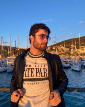 Antonio Andrés Rosello Instagram - #tb Las fotos más Italianas que verás hoy 🇮🇹

Bueno, en mi caso, mitad.

En diciembre estuve visitando familia en Italia y conocí a un primo que ni sabía que tenía y me llevó a pasear por su pueblo…

📍Lerici, La Spezia, Italia 🇮🇹

Un pueblito precioso de tan sólo 10,000 habitantes dónde solían vacacionar estrellas de cine, y por las fotos ya pueden ver por qué. 🤩

Está bastante cerca de Portofino ☀️si se acuerdan de esas fotos y esos días mi primo me presentó a sus amigos 🎲, salimos, fuimos a EL único bar a dónde se reunen los jóvenes en el pueblo, y pasé tiempo en familia 👨‍👩‍👦‍👦❤️

¿Y ustedes? Visitarían Lerici, o a cual lugar de Italia preferirían ir? 🤔

⬇️⬇️⬇️

#italy #visititaly #italia #lerici #castellodilerici #laspezia #italianmodel #italianstyle #italianfashion #italianvacacion #vacacionesitalia #veranoitalia #veranoitaliano #cinqueterre #cinqueterreitaly #lericicoast #laspeziagram #laspezia_photo #laspeziaitaly #laspeziacity #italiancastles #italiancastle #castillos #castillo #vlogdeviaje #bitacora #bitácora #bitacoradeviaje #bitacoraviajera