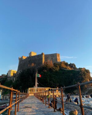 Antonio Andrés Rosello Instagram - #tb Las fotos más Italianas que verás hoy 🇮🇹

Bueno, en mi caso, mitad.

En diciembre estuve visitando familia en Italia y conocí a un primo que ni sabía que tenía y me llevó a pasear por su pueblo…

📍Lerici, La Spezia, Italia 🇮🇹

Un pueblito precioso de tan sólo 10,000 habitantes dónde solían vacacionar estrellas de cine, y por las fotos ya pueden ver por qué. 🤩

Está bastante cerca de Portofino ☀️si se acuerdan de esas fotos y esos días mi primo me presentó a sus amigos 🎲, salimos, fuimos a EL único bar a dónde se reunen los jóvenes en el pueblo, y pasé tiempo en familia 👨‍👩‍👦‍👦❤️

¿Y ustedes? Visitarían Lerici, o a cual lugar de Italia preferirían ir? 🤔

⬇️⬇️⬇️

#italy #visititaly #italia #lerici #castellodilerici #laspezia #italianmodel #italianstyle #italianfashion #italianvacacion #vacacionesitalia #veranoitalia #veranoitaliano #cinqueterre #cinqueterreitaly #lericicoast #laspeziagram #laspezia_photo #laspeziaitaly #laspeziacity #italiancastles #italiancastle #castillos #castillo #vlogdeviaje #bitacora #bitácora #bitacoradeviaje #bitacoraviajera