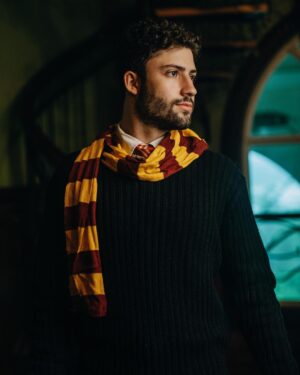 Antonio Andrés Rosello Instagram - Así que así se siente ser aceptado en Hogwarts…

Parte de los resultados de las fotos en honor a los 20 años de Aniversario de Harry Potter (2022) 🥳⚡️

Gracias a la increíble @lizpinto10 que es MEGA FAN 😱 de la saga de Harry Potter (porfavor vayan a ver sus fotos de cumpleaños que están increíbles) por hacerme parte de su visión.

¡Comenten cual es su casa de Hogwarts abajo!

-Gryffindor 🔴
-Slytherin 🟢
-Ravenclaw🔵
-Hufflepuff 🟡

🤔🤔🤔

Ya saben que yo soy Hufflepuff (no Gryffindor), y si no sabes cual eres, revisa mi story y regresa 🙌🏻🧙 ;)

#harrypotter #griffindor #harrypotteredit #harrypotterfan #harrypottermovies #harrypotterlatinoamerica #harrypottermexico #harrypotterparty #harrypotterfandom #harrypotterphotoshoot #harrypotterathome #harrypotterdiy