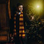 Antonio Andrés Rosello Instagram - Así que así se siente ser aceptado en Hogwarts… Parte de los resultados de las fotos en honor a los 20 años de Aniversario de Harry Potter (2022) 🥳⚡️ Gracias a la increíble @lizpinto10 que es MEGA FAN 😱 de la saga de Harry Potter (porfavor vayan a ver sus fotos de cumpleaños que están increíbles) por hacerme parte de su visión. ¡Comenten cual es su casa de Hogwarts abajo! -Gryffindor 🔴 -Slytherin 🟢 -Ravenclaw🔵 -Hufflepuff 🟡 🤔🤔🤔 Ya saben que yo soy Hufflepuff (no Gryffindor), y si no sabes cual eres, revisa mi story y regresa 🙌🏻🧙 ;) #harrypotter #griffindor #harrypotteredit #harrypotterfan #harrypottermovies #harrypotterlatinoamerica #harrypottermexico #harrypotterparty #harrypotterfandom #harrypotterphotoshoot #harrypotterathome #harrypotterdiy