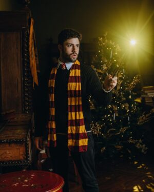 Antonio Andrés Rosello Instagram - Así que así se siente ser aceptado en Hogwarts…

Parte de los resultados de las fotos en honor a los 20 años de Aniversario de Harry Potter (2022) 🥳⚡️

Gracias a la increíble @lizpinto10 que es MEGA FAN 😱 de la saga de Harry Potter (porfavor vayan a ver sus fotos de cumpleaños que están increíbles) por hacerme parte de su visión.

¡Comenten cual es su casa de Hogwarts abajo!

-Gryffindor 🔴
-Slytherin 🟢
-Ravenclaw🔵
-Hufflepuff 🟡

🤔🤔🤔

Ya saben que yo soy Hufflepuff (no Gryffindor), y si no sabes cual eres, revisa mi story y regresa 🙌🏻🧙 ;)

#harrypotter #griffindor #harrypotteredit #harrypotterfan #harrypottermovies #harrypotterlatinoamerica #harrypottermexico #harrypotterparty #harrypotterfandom #harrypotterphotoshoot #harrypotterathome #harrypotterdiy