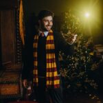 Antonio Andrés Rosello Instagram - Así que así se siente ser aceptado en Hogwarts… Parte de los resultados de las fotos en honor a los 20 años de Aniversario de Harry Potter (2022) 🥳⚡️ Gracias a la increíble @lizpinto10 que es MEGA FAN 😱 de la saga de Harry Potter (porfavor vayan a ver sus fotos de cumpleaños que están increíbles) por hacerme parte de su visión. ¡Comenten cual es su casa de Hogwarts abajo! -Gryffindor 🔴 -Slytherin 🟢 -Ravenclaw🔵 -Hufflepuff 🟡 🤔🤔🤔 Ya saben que yo soy Hufflepuff (no Gryffindor), y si no sabes cual eres, revisa mi story y regresa 🙌🏻🧙 ;) #harrypotter #griffindor #harrypotteredit #harrypotterfan #harrypottermovies #harrypotterlatinoamerica #harrypottermexico #harrypotterparty #harrypotterfandom #harrypotterphotoshoot #harrypotterathome #harrypotterdiy