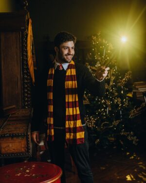 Antonio Andrés Rosello Instagram - Así que así se siente ser aceptado en Hogwarts…

Parte de los resultados de las fotos en honor a los 20 años de Aniversario de Harry Potter (2022) 🥳⚡️

Gracias a la increíble @lizpinto10 que es MEGA FAN 😱 de la saga de Harry Potter (porfavor vayan a ver sus fotos de cumpleaños que están increíbles) por hacerme parte de su visión.

¡Comenten cual es su casa de Hogwarts abajo!

-Gryffindor 🔴
-Slytherin 🟢
-Ravenclaw🔵
-Hufflepuff 🟡

🤔🤔🤔

Ya saben que yo soy Hufflepuff (no Gryffindor), y si no sabes cual eres, revisa mi story y regresa 🙌🏻🧙 ;)

#harrypotter #griffindor #harrypotteredit #harrypotterfan #harrypottermovies #harrypotterlatinoamerica #harrypottermexico #harrypotterparty #harrypotterfandom #harrypotterphotoshoot #harrypotterathome #harrypotterdiy