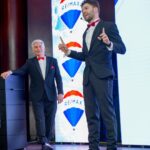 Antonio Andrés Rosello Instagram - Fui el presentador de un evento de 400 personas… Esta semana tuve el privilegio de ser el presentador de la convención nacional de RE/MAX Venezuela @remax.venezuela 👨‍👩‍👦‍👦 frente a sus brokers y agentes de todo el país. Fue un evento lleno de sorpresas, aprendizaje, charlas interesantes, baile, y alegría 🎉 Con temática de “Blue Jean” 👖 durante el día y de Gala enmascarada en la noche. 🎭 Gracias a mis amados padres por brindarme la confianza de este rol en tan importante evento de su trabajo y a todas las personas que conocí que me recibieron con los brazos abiertos y con tanto amor. ❤️ Aparte de moderar las charlas, presentar a los panelistas, e introducir las dinámicas, también me tocó dar una presentación y recitar al final un corrido Venezolano. 😮‍💨 No se crean, los nervios siempre están presentes pero se trata de transformarlos en un aliado para asegurarse que las cosas salgan aún mejor 🙌🏻😼 #remax #remaxvenezuela #modoconvención #lamastersepusocreativa #caracas #tvpresenter #presentador #convencionremax2022 #convencion #convención #convenciones #host #eventhost #presentadordeeventos #presentadordetv #presentadores #charla #charlas #gala #nochedegala Caracas, Venezuela