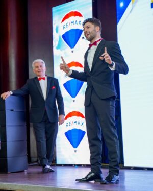 Antonio Andrés Rosello Instagram - Fui el presentador de un evento de 400 personas…

Esta semana tuve el privilegio de ser el presentador de la convención nacional de RE/MAX Venezuela @remax.venezuela 👨‍👩‍👦‍👦 frente a sus brokers y agentes de todo el país. 

Fue un evento lleno de sorpresas, aprendizaje, charlas interesantes, baile, y alegría 🎉 Con temática de “Blue Jean” 👖 durante el día y de Gala enmascarada en la noche. 🎭

Gracias a mis amados padres por brindarme la confianza de este rol en tan importante evento de su trabajo y a todas las personas que conocí que me recibieron con los brazos abiertos y con tanto amor. ❤️

Aparte de moderar las charlas, presentar a los panelistas, e introducir las dinámicas, también me tocó dar una presentación y recitar al final un corrido Venezolano. 😮‍💨

No se crean, los nervios siempre están presentes pero se trata de transformarlos en un aliado para asegurarse que las cosas salgan aún mejor 🙌🏻😼

#remax #remaxvenezuela #modoconvención #lamastersepusocreativa #caracas #tvpresenter #presentador #convencionremax2022 #convencion #convención #convenciones #host #eventhost #presentadordeeventos #presentadordetv #presentadores #charla #charlas #gala #nochedegala