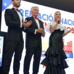 Antonio Andrés Rosello Instagram - Fui el presentador de un evento de 400 personas… Esta semana tuve el privilegio de ser el presentador de la convención nacional de RE/MAX Venezuela @remax.venezuela 👨‍👩‍👦‍👦 frente a sus brokers y agentes de todo el país. Fue un evento lleno de sorpresas, aprendizaje, charlas interesantes, baile, y alegría 🎉 Con temática de “Blue Jean” 👖 durante el día y de Gala enmascarada en la noche. 🎭 Gracias a mis amados padres por brindarme la confianza de este rol en tan importante evento de su trabajo y a todas las personas que conocí que me recibieron con los brazos abiertos y con tanto amor. ❤️ Aparte de moderar las charlas, presentar a los panelistas, e introducir las dinámicas, también me tocó dar una presentación y recitar al final un corrido Venezolano. 😮‍💨 No se crean, los nervios siempre están presentes pero se trata de transformarlos en un aliado para asegurarse que las cosas salgan aún mejor 🙌🏻😼 #remax #remaxvenezuela #modoconvención #lamastersepusocreativa #caracas #tvpresenter #presentador #convencionremax2022 #convencion #convención #convenciones #host #eventhost #presentadordeeventos #presentadordetv #presentadores #charla #charlas #gala #nochedegala Caracas, Venezuela