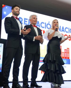 Antonio Andrés Rosello Instagram - Fui el presentador de un evento de 400 personas…

Esta semana tuve el privilegio de ser el presentador de la convención nacional de RE/MAX Venezuela @remax.venezuela 👨‍👩‍👦‍👦 frente a sus brokers y agentes de todo el país. 

Fue un evento lleno de sorpresas, aprendizaje, charlas interesantes, baile, y alegría 🎉 Con temática de “Blue Jean” 👖 durante el día y de Gala enmascarada en la noche. 🎭

Gracias a mis amados padres por brindarme la confianza de este rol en tan importante evento de su trabajo y a todas las personas que conocí que me recibieron con los brazos abiertos y con tanto amor. ❤️

Aparte de moderar las charlas, presentar a los panelistas, e introducir las dinámicas, también me tocó dar una presentación y recitar al final un corrido Venezolano. 😮‍💨

No se crean, los nervios siempre están presentes pero se trata de transformarlos en un aliado para asegurarse que las cosas salgan aún mejor 🙌🏻😼

#remax #remaxvenezuela #modoconvención #lamastersepusocreativa #caracas #tvpresenter #presentador #convencionremax2022 #convencion #convención #convenciones #host #eventhost #presentadordeeventos #presentadordetv #presentadores #charla #charlas #gala #nochedegala