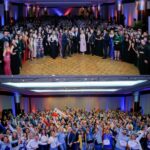 Antonio Andrés Rosello Instagram - Fui el presentador de un evento de 400 personas… Esta semana tuve el privilegio de ser el presentador de la convención nacional de RE/MAX Venezuela @remax.venezuela 👨‍👩‍👦‍👦 frente a sus brokers y agentes de todo el país. Fue un evento lleno de sorpresas, aprendizaje, charlas interesantes, baile, y alegría 🎉 Con temática de “Blue Jean” 👖 durante el día y de Gala enmascarada en la noche. 🎭 Gracias a mis amados padres por brindarme la confianza de este rol en tan importante evento de su trabajo y a todas las personas que conocí que me recibieron con los brazos abiertos y con tanto amor. ❤️ Aparte de moderar las charlas, presentar a los panelistas, e introducir las dinámicas, también me tocó dar una presentación y recitar al final un corrido Venezolano. 😮‍💨 No se crean, los nervios siempre están presentes pero se trata de transformarlos en un aliado para asegurarse que las cosas salgan aún mejor 🙌🏻😼 #remax #remaxvenezuela #modoconvención #lamastersepusocreativa #caracas #tvpresenter #presentador #convencionremax2022 #convencion #convención #convenciones #host #eventhost #presentadordeeventos #presentadordetv #presentadores #charla #charlas #gala #nochedegala Caracas, Venezuela
