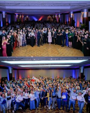 Antonio Andrés Rosello Instagram - Fui el presentador de un evento de 400 personas…

Esta semana tuve el privilegio de ser el presentador de la convención nacional de RE/MAX Venezuela @remax.venezuela 👨‍👩‍👦‍👦 frente a sus brokers y agentes de todo el país. 

Fue un evento lleno de sorpresas, aprendizaje, charlas interesantes, baile, y alegría 🎉 Con temática de “Blue Jean” 👖 durante el día y de Gala enmascarada en la noche. 🎭

Gracias a mis amados padres por brindarme la confianza de este rol en tan importante evento de su trabajo y a todas las personas que conocí que me recibieron con los brazos abiertos y con tanto amor. ❤️

Aparte de moderar las charlas, presentar a los panelistas, e introducir las dinámicas, también me tocó dar una presentación y recitar al final un corrido Venezolano. 😮‍💨

No se crean, los nervios siempre están presentes pero se trata de transformarlos en un aliado para asegurarse que las cosas salgan aún mejor 🙌🏻😼

#remax #remaxvenezuela #modoconvención #lamastersepusocreativa #caracas #tvpresenter #presentador #convencionremax2022 #convencion #convención #convenciones #host #eventhost #presentadordeeventos #presentadordetv #presentadores #charla #charlas #gala #nochedegala